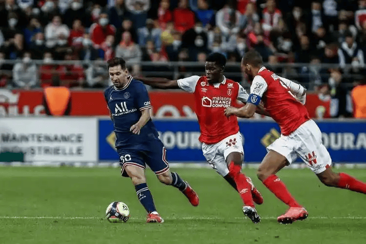 巴黎圣日耳曼主场迎战摩纳哥，卫冕战意强烈，主场优势明显，摩纳哥客场压力大，双方争夺激烈。